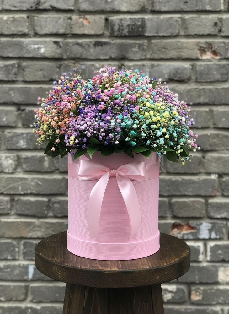 Цветочная композиция из Гипсофила и Розы в шляпной коробке в Крапивинском