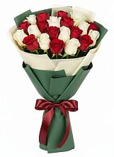 Букет Микс из красных и белых роз в Крапивинском