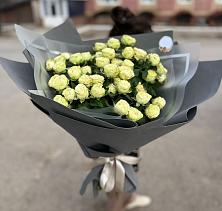 Букет Белые кустовые розы Солинеро в Крапивинском
