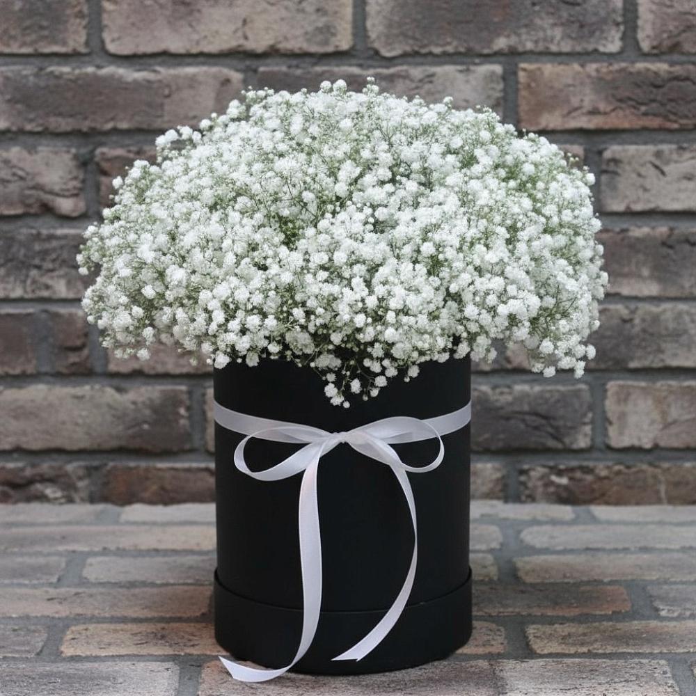 Цветочная композиция из Гипсофила в шляпной коробке в Крапивинском