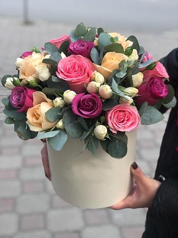 Цветочная композиция из Розы в шляпной коробке в Крапивинском