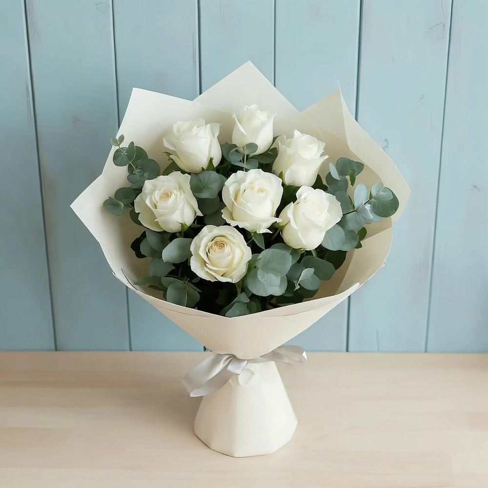 Букет Белые розы в Эвкалипте в Крапивинском
