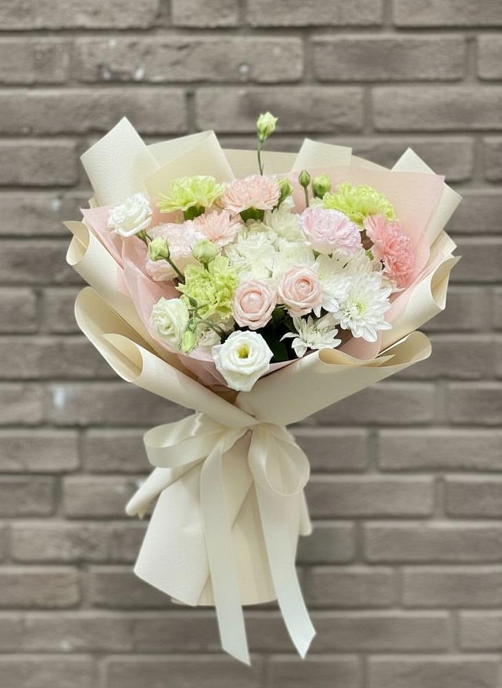 Букет цветов из: Гвоздики, Розы, Лизиантусы и Хризантемы в Крапивинском