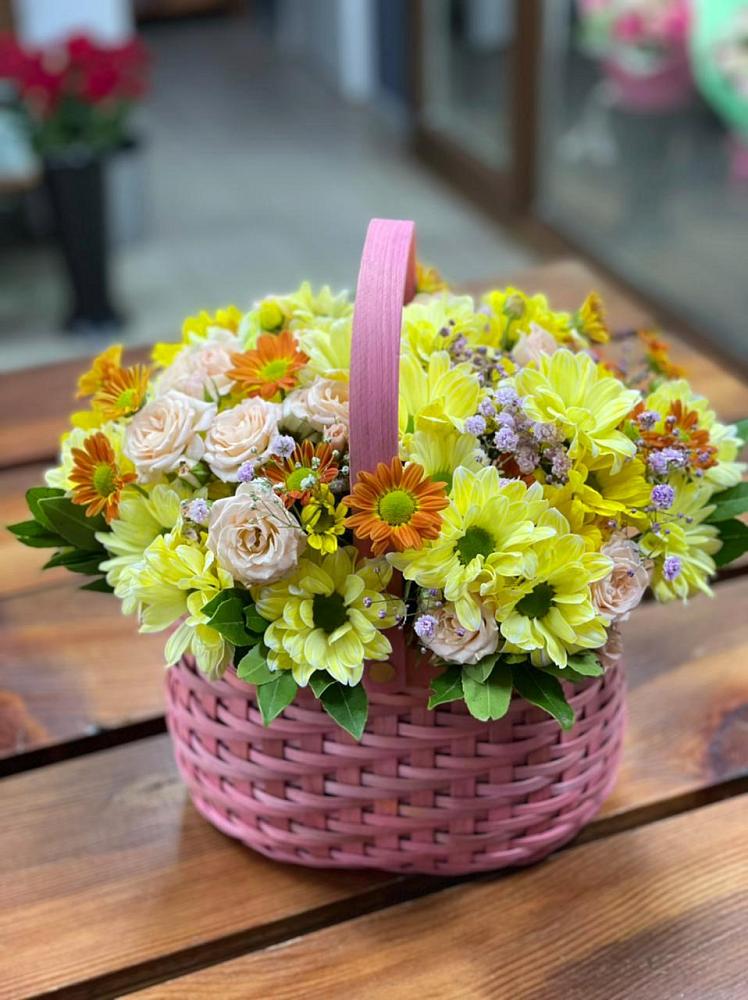 Цветочная композиция из Хризантемы и Розы в корзине в Крапивинском