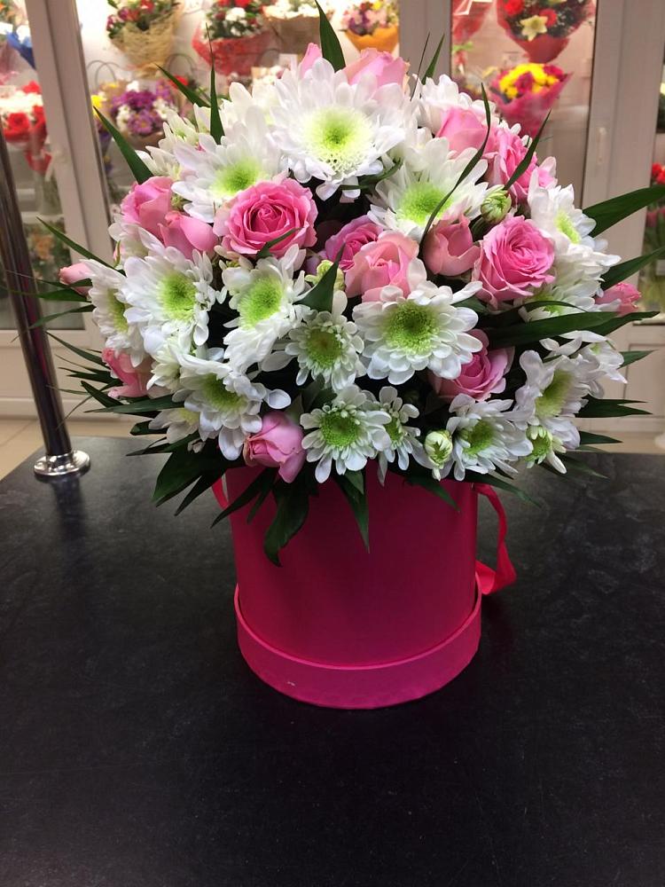 Цветочная композиция из Розы и Хризантемы в шляпной коробке в Крапивинском