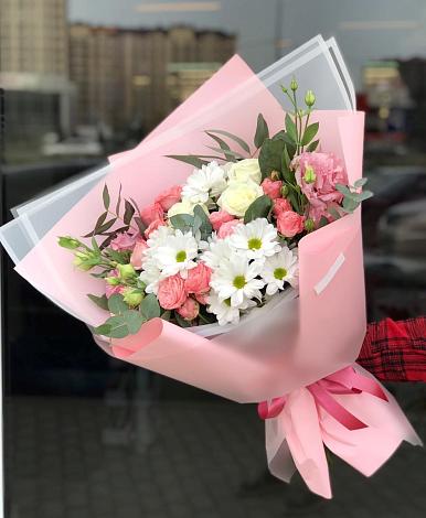 Букет цветов из: Розы, Лизиантусы и Хризантемы в Крапивинском